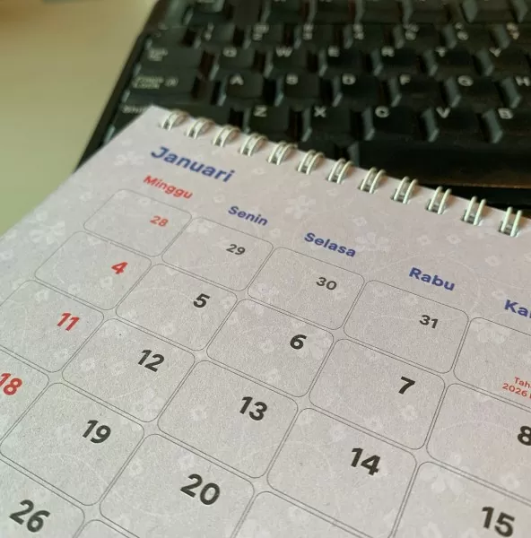 Desk calendar on a work desk next to a keyboard